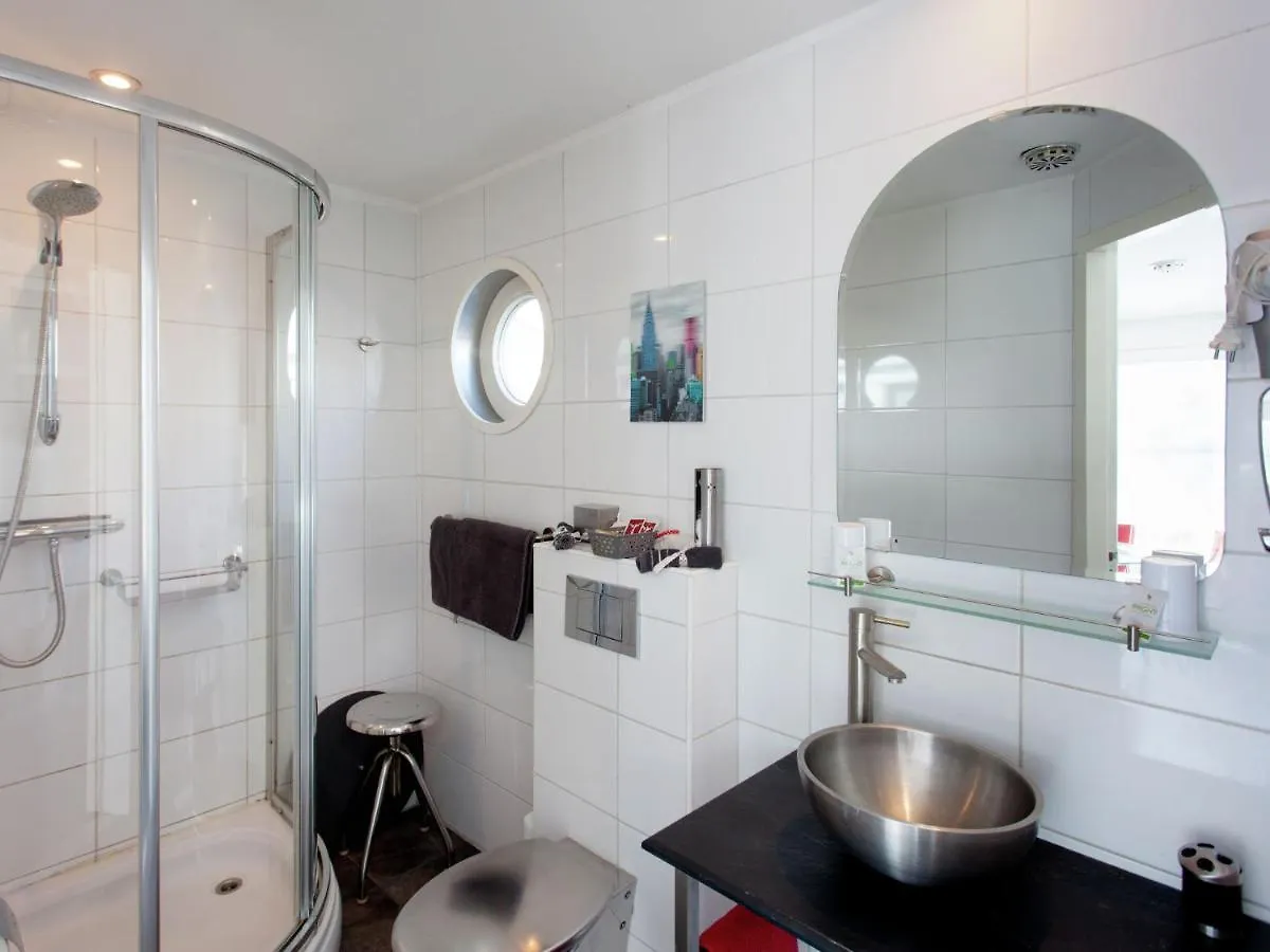Botel Modern Houseboat Apartment In Amsterdam With Terrace